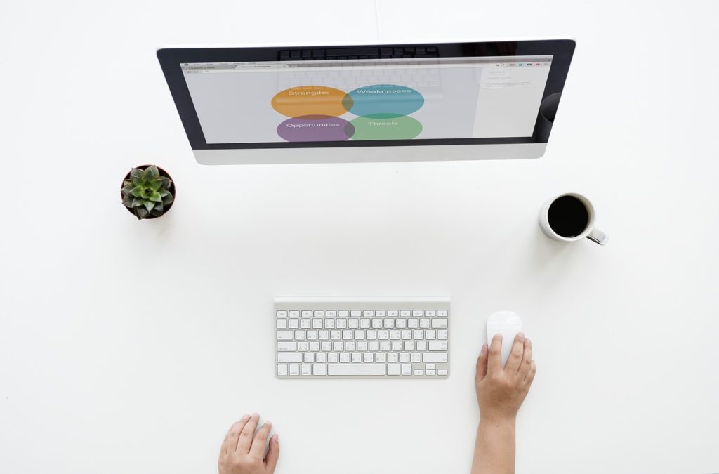 PCを操作する様子