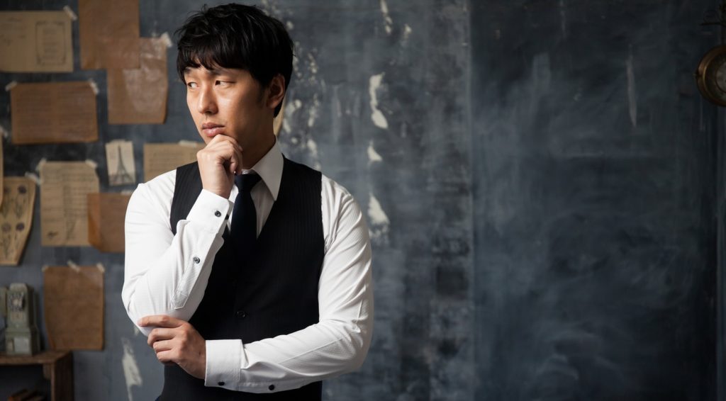 トークンについて考える男性