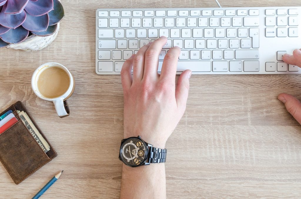 レボレットについての情報をまとめる様子