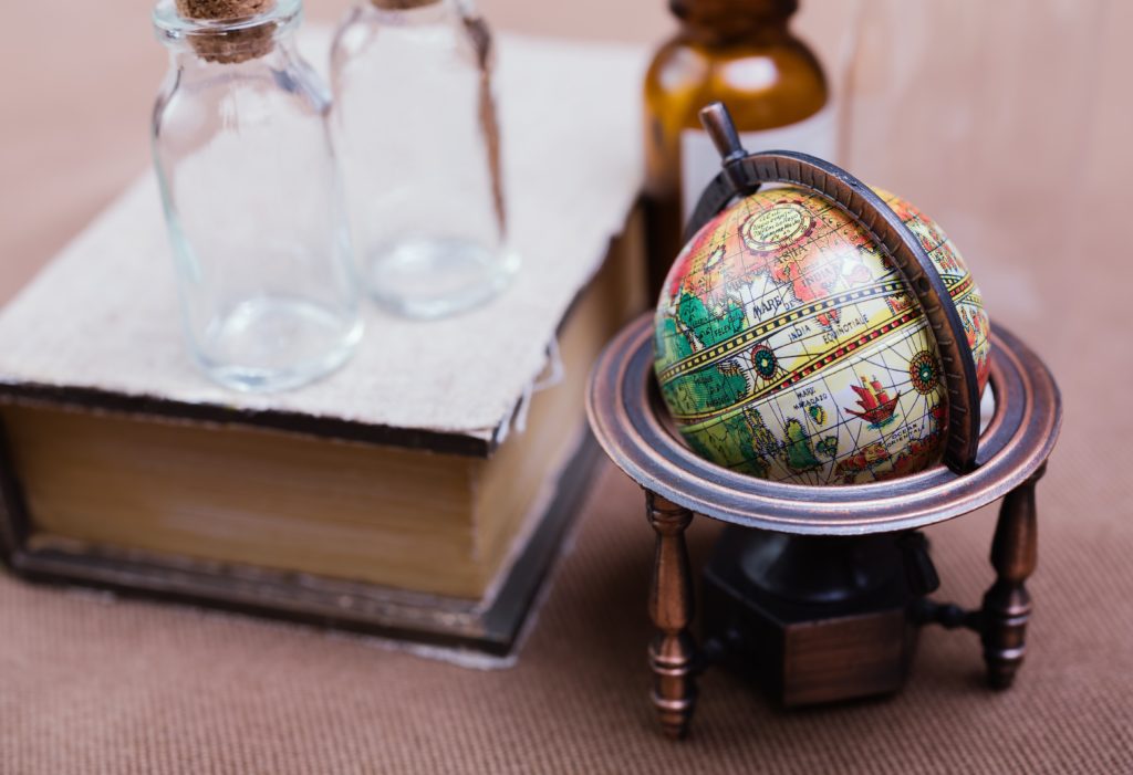 地球儀と本とビン