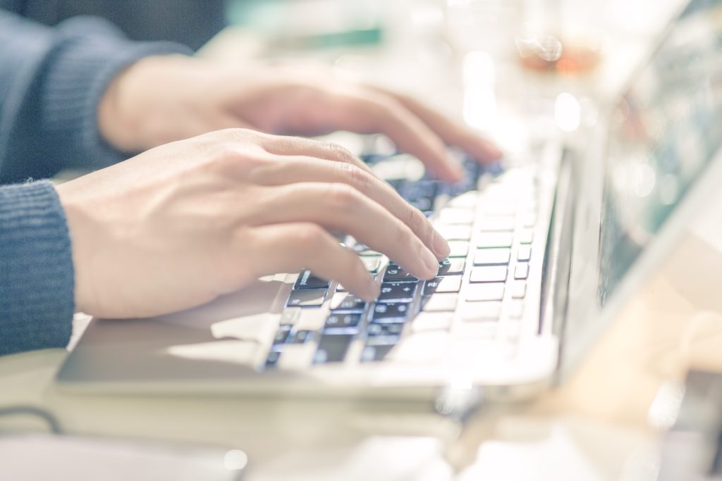 パソコンのキーボードを打つ手