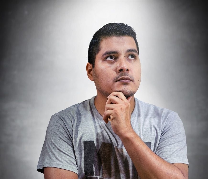 考えている男の人