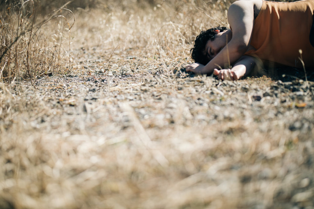 草むらで横たわる人