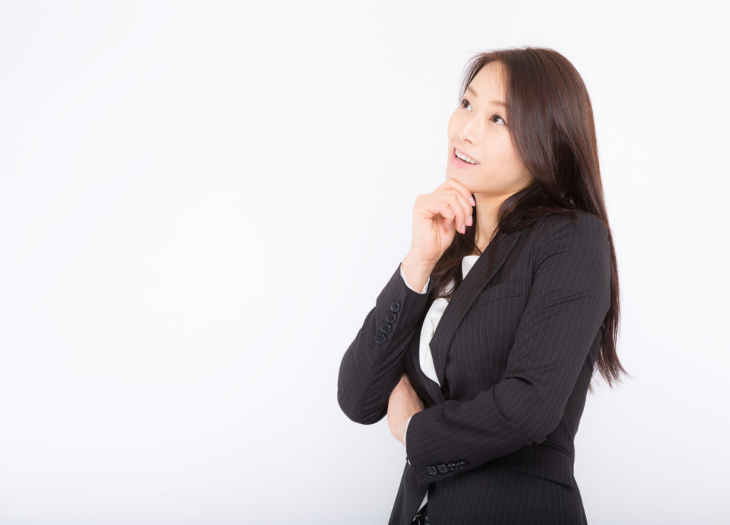 明るい表情で腕を組む女性