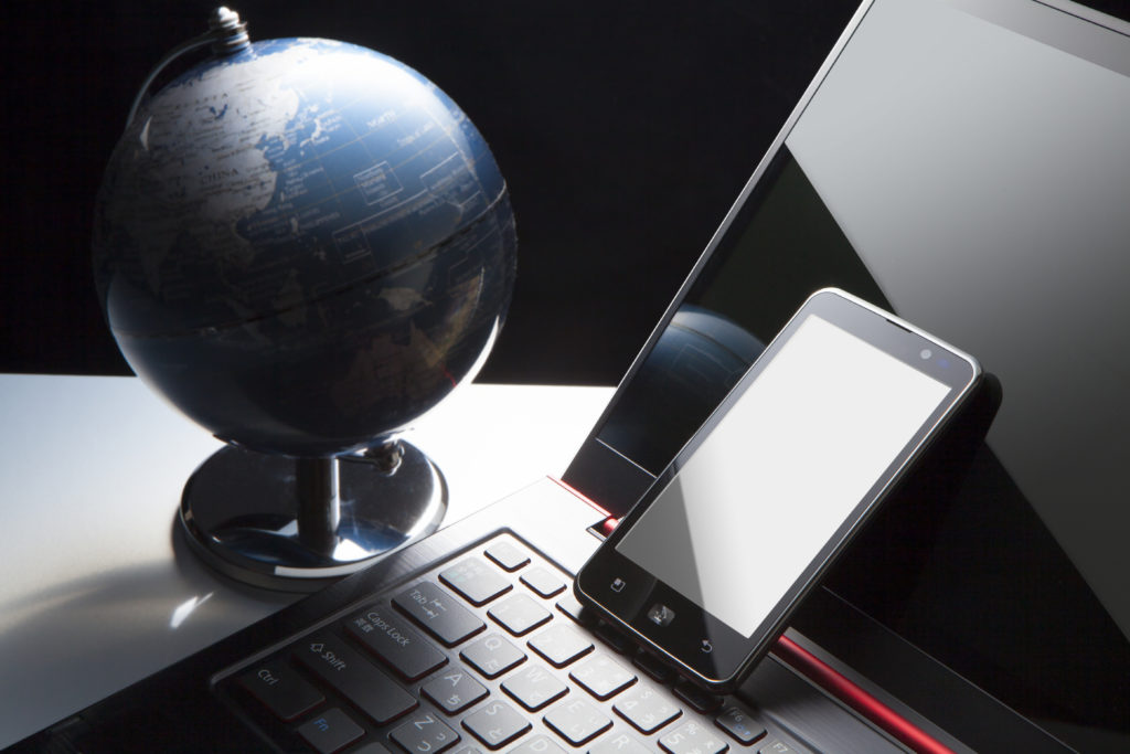 地球儀とスマートフォン